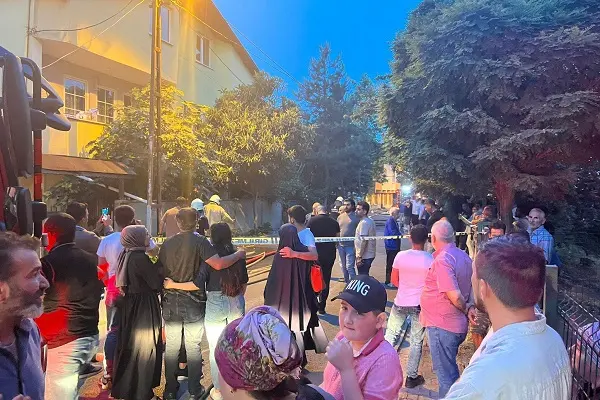 Sancaktepe’de 4 Apartmanın Çatısı Alev Alev Yandı